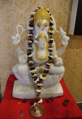 Agra, Uttar Pradesh, Hindistan - Mart 2018: Agra 'da bir restorandaki kutsal heykellerden biri.