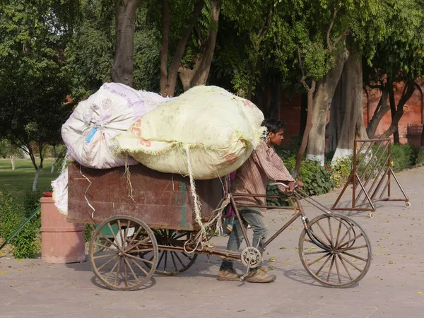 Agra Uttar Pradesh India Marzo 2018 Hombre Empuja Carro Cargado — Foto de Stock