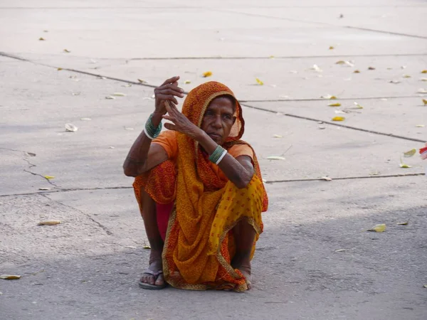 Agra Uttar Pradesh India Marzo 2018 Una Mujer Que Lleva — Foto de Stock