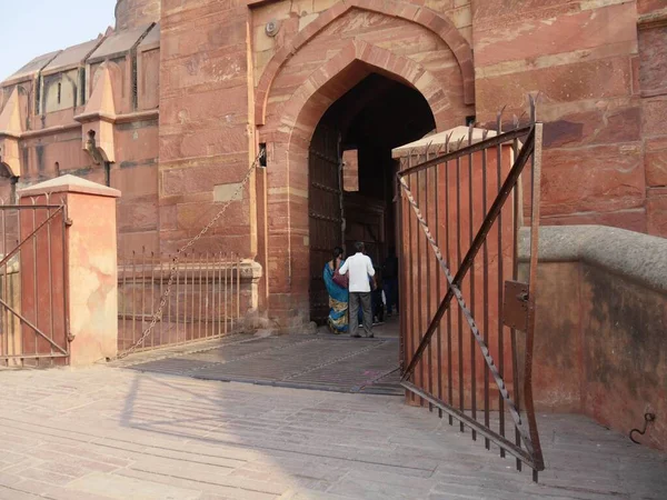 Agra Uttar Pradesh Índia Março 2018 Casal Entra Famoso Forte — Fotografia de Stock