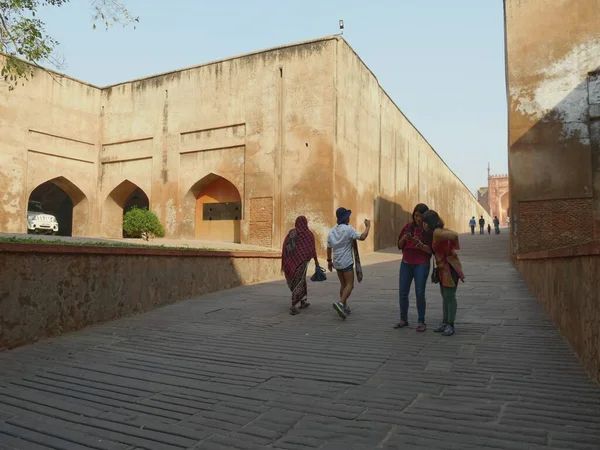 Agra Uttar Pradesh India Marzo 2018 Los Visitantes Caminan Por —  Fotos de Stock