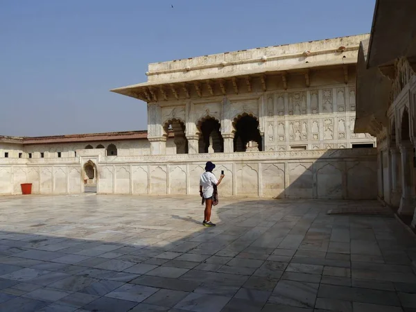 Agra Uttar Pradesh Índia Março 2018 Homem Está Pátio Palácio — Fotografia de Stock