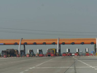 Yamuna Otoyolu, Hindistan - Mart 2018 Yamuna Ekspres Alet Kapısı 'nın geniş açılı görüntüsü, geçiş ücretlerini ödemek için sırada bekleyen araçlar. 