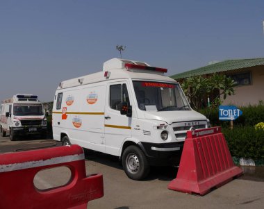 Yamuna Otoyolu, India- Mart 2018: Yamuna Otoyolu 'ndaki yol kenarında iki ambulans aracı parkı.