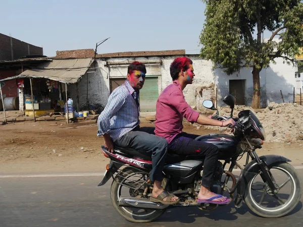 Agra Uttar Pradesh India Marzo 2018 Dos Hombres Salpicados Colores — Foto de Stock