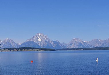 Jackson Gölü barajının panoramik manzarası. Arka planda Grand Teton dağ sıraları var..