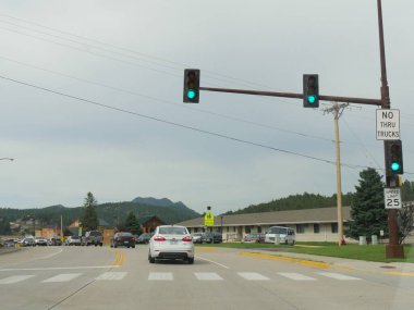 Hill City, Güney Dakota - Temmuz 2018: Hill City 'de yaya geçidi olan yeşil ışıkta trafik.