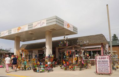 Hill City, Güney Dakota - Temmuz 2018: Hill City 'de yol boyunca sergilenen hediyelik eşya ve el sanatları.