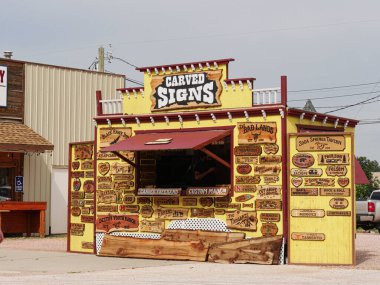 Hill City, Güney Dakota - Temmuz 2018 Hill City 'de oyma tabelalar için yol kenarı tezgahı.