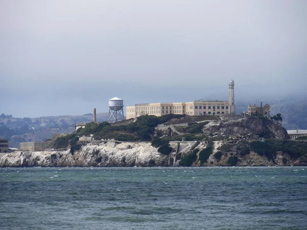 Alcatraz Island Aan Baai Van San Francisco Een Wazige Dag — Stockfoto