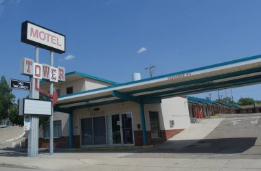 Santa Rosa, New Mexico - Ağustos 2018: Sta Rosa, New Mexico 'da bir motelin cephesi.
