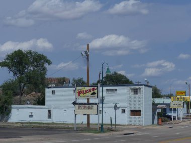 Santa Rosa, New Mexico - Ağustos 2018: Santa Barbara 'daki iş yerleri için yol kenarında tabelalı sokak fotoğrafçılığı. Rosa..