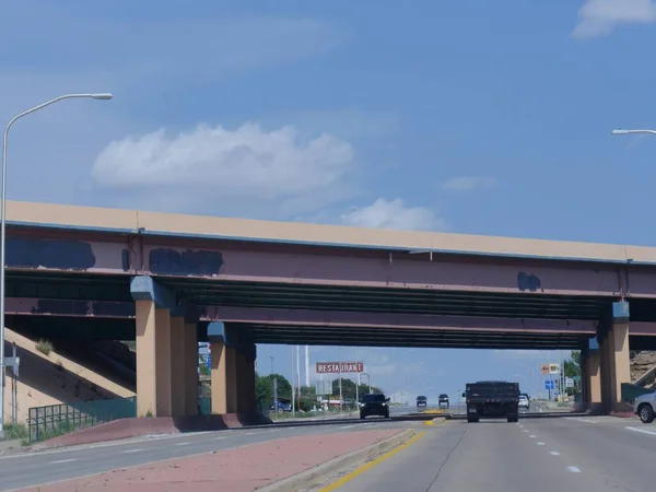 2018年8月 ニューメキシコ州ロサ駅 駅の道路を走行中の車との陸橋を示す通りの写真 ローザ — ストック写真