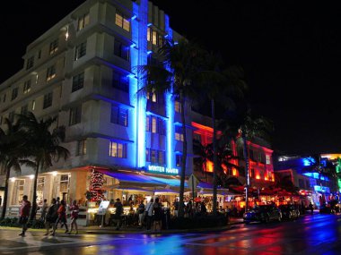 Miami, Florida- 2018 Aralık 'ında, Miami, Ocean Drive' daki restoranlarda kalabalığın yürüyüş veya yemek yediği bir gece..