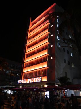 Miami, Florida- Aralık 2018: Victor Oteli 'nin ön cephesinde Miami' de sokakta yemek yiyen ya da yürüyen insanların görüntüsü..