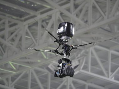 Miami, Florida- Aralık 2018: Bir futbol maçı sırasında Wildcat Skycam bir stadyumun etrafında süzülüyor.