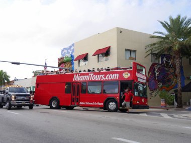 Miami, Florida- Aralık 2018: Kırmızı bir otobüsle Miami Tours 'a giden yolcuları Little Havana' ya bırakırken vuruldu.. 