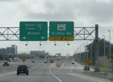 Miami, Florida- Aralık 2018: Miami 'deki farklı noktalara yönlendirme işaretleriyle sokak fotoğrafı. 
