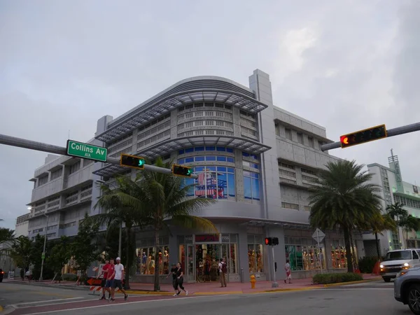 Miami Florida Diciembre 2018 Frente Edificio Con Tienda Gente Cruzando — Foto de Stock