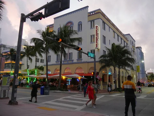 Miami Florida December 2018 Facade Hotel Victor People Walking Ocean — Photo