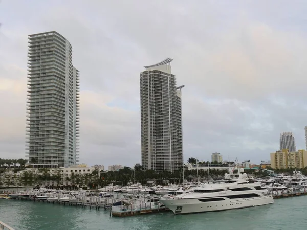 Miami, Florida- Aralık 2018: Biscayne Körfezi 'ndeki yat ve tekneli yüksek binalar.