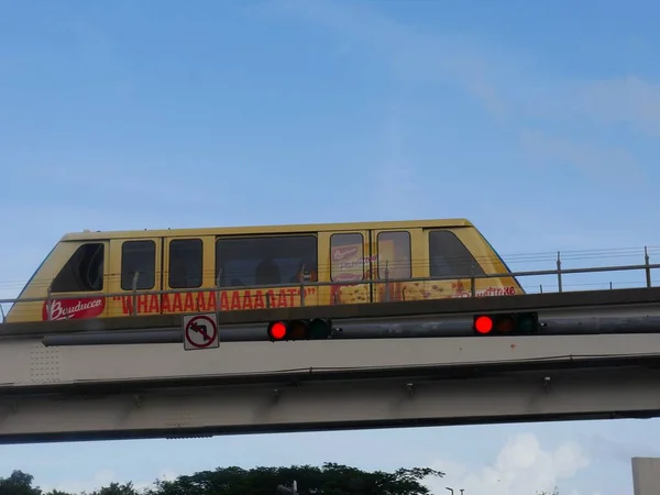Miami Florida December 2018 Metrorail Transit Zoom Järnvägen Ovanför Vägen — Stockfoto