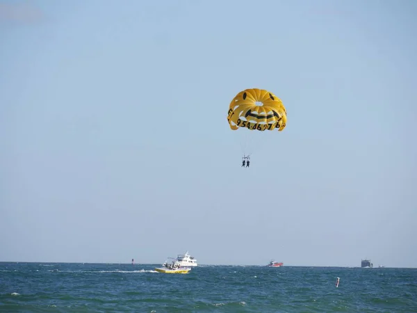 Fort Lauderdale Miami Δεκέμβριος 2018 Κίτρινη Ομπρέλα Πετάει Πάνω Από — Φωτογραφία Αρχείου