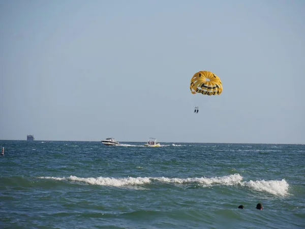 Fort Lauderdale Miami Grudzień 2018 Szerokie Ujęcie Plaży Żółtym Parasolem — Zdjęcie stockowe