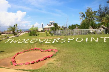 Guam, ABD - Aralık 2016: Guam 'ın en gözde turistik merkezlerinden biri olan Two Lovers Point' te çekici bir tabela.  