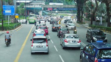 Kuala Lumpur, Malezya - Mart 2018: Kuala Lumpur 'da yoğun trafik ile sokak çatışması.