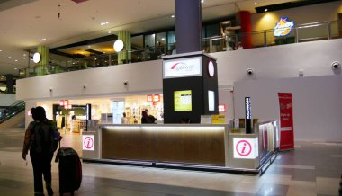 Kuala Lumpur, Malezya - Mart 2018: Kuala Lumpur Uluslararası Havaalanı içinde bir yolcu yürüyor. 