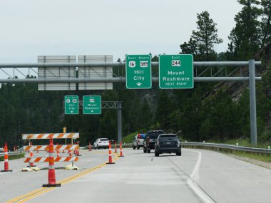 Custer City, Güney Dakota - Temmuz 2018 Rushmore Dağı ve Hill City 'ye giden yolu gösteren yön işareti.