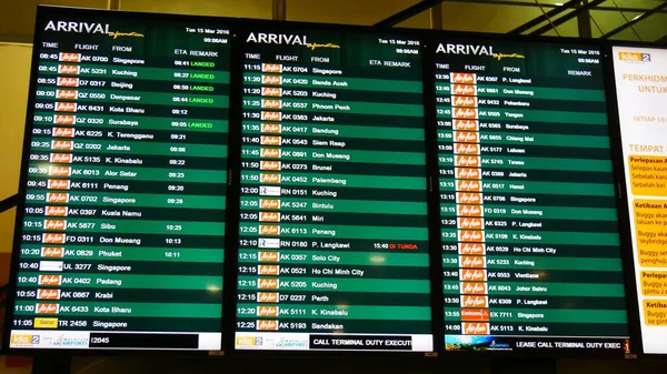 马来西亚吉隆坡 2016年3月 吉隆坡国际机场航班状况数字板 — 图库照片
