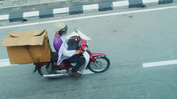 Куала Лумпур Малайзия Март 2018 Года Одиночный Мотоцикл Большой Коробкой — стоковое фото