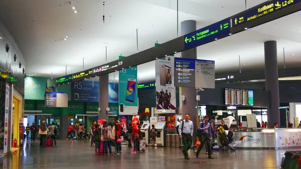 Kuala Lumpur Malesia Marzo 2018 Passeggeri Piedi Alle Rispettive Porte — Foto Stock