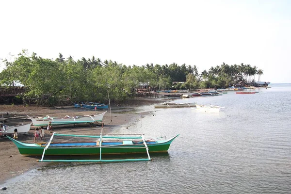 Surigao Del Sur Filipinas Agosto 2014 Barcos Atracados Areia Uma — Fotografia de Stock