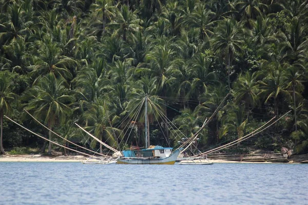 Surigao Del Sur Filipinas Agosto 2014 Barco Pesca Atracado Íngreme — Fotografia de Stock