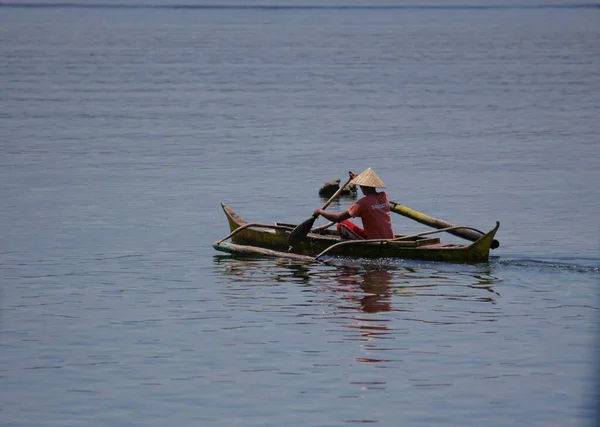 Surigao Del Sur Filipinas Agosto 2014 Pescador Pás Barco Gatilho — Fotografia de Stock
