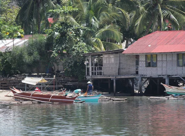 Surigao Del Sur Filipinas Agosto 2014 Barcos Desembarcados Atracados Pueblo — Foto de Stock
