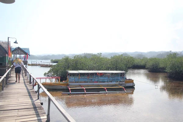 Surigao Del Sur Philippinen August 2014 Holzsteg Mit Auslegerboot Entrada — Stockfoto