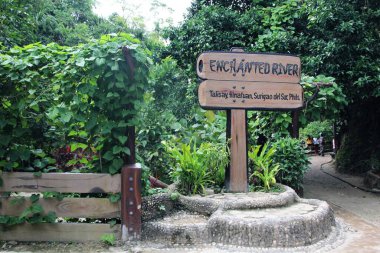 Surigao del Sur, Filipinler- Ağustos 2014: Hinatuan, Surigao del Sur 'daki Büyülü Nehir' de tahta tabela.