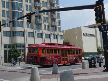 Salt Lake City, Utah- Temmuz 2018: Salt Lake City tramvay turlarının arka ve yan görüntüsü.