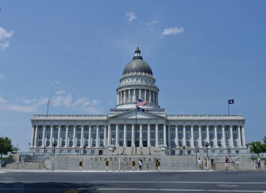 Salt Lake City, Utah- Temmuz 2018: Utah Kongre Binası 'nın geniş açılı görüntüsü, insanlar dışarıda fotoğraf için poz veriyor..
