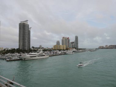 Miami, Florida- Aralık 2018 Biscayne Körfezi geniş açılı, arka planda marina ve yüksek binalar ve suda bir sürat teknesi var..
