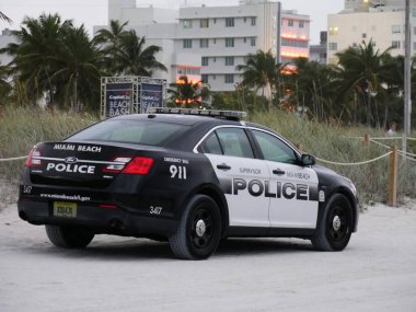 Miami, Florida- Aralık 2018: Bir olay sırasında Miami güney sahiline park etmiş bir polis arabası.