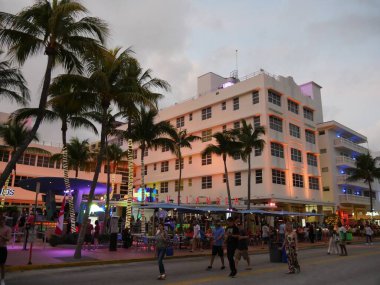 Miami, Florida- Aralık 2018: İnsanlar geceleyin Miami 'de Ocean Drive boyunca yürüyorlar.