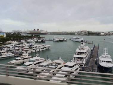 Miami, Florida- Aralık 2018: tekne ve yatlar Miami Limanı 'nın karşısındaki Biscayne Körfezi' ndeki limanda demirlemiş..