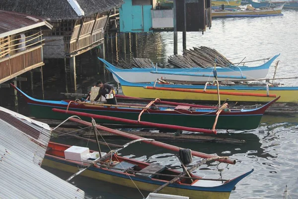 フィリピンのスリガオ スール2014年8月 スリガオ スールのタンダグ市の漁村で準備ができている男とカラフルなボート — ストック写真