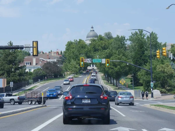 ユタ州ソルトレイクシティ 2018年7月 塩湖シティで異なる方向に移動する車で撮影された通り — ストック写真