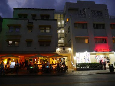 Miami, Florida- Aralık 2018 Casa Grante Oteli 'nin ön cephesinde insanlar aşağıdaki restoranlarda yemek yiyor..